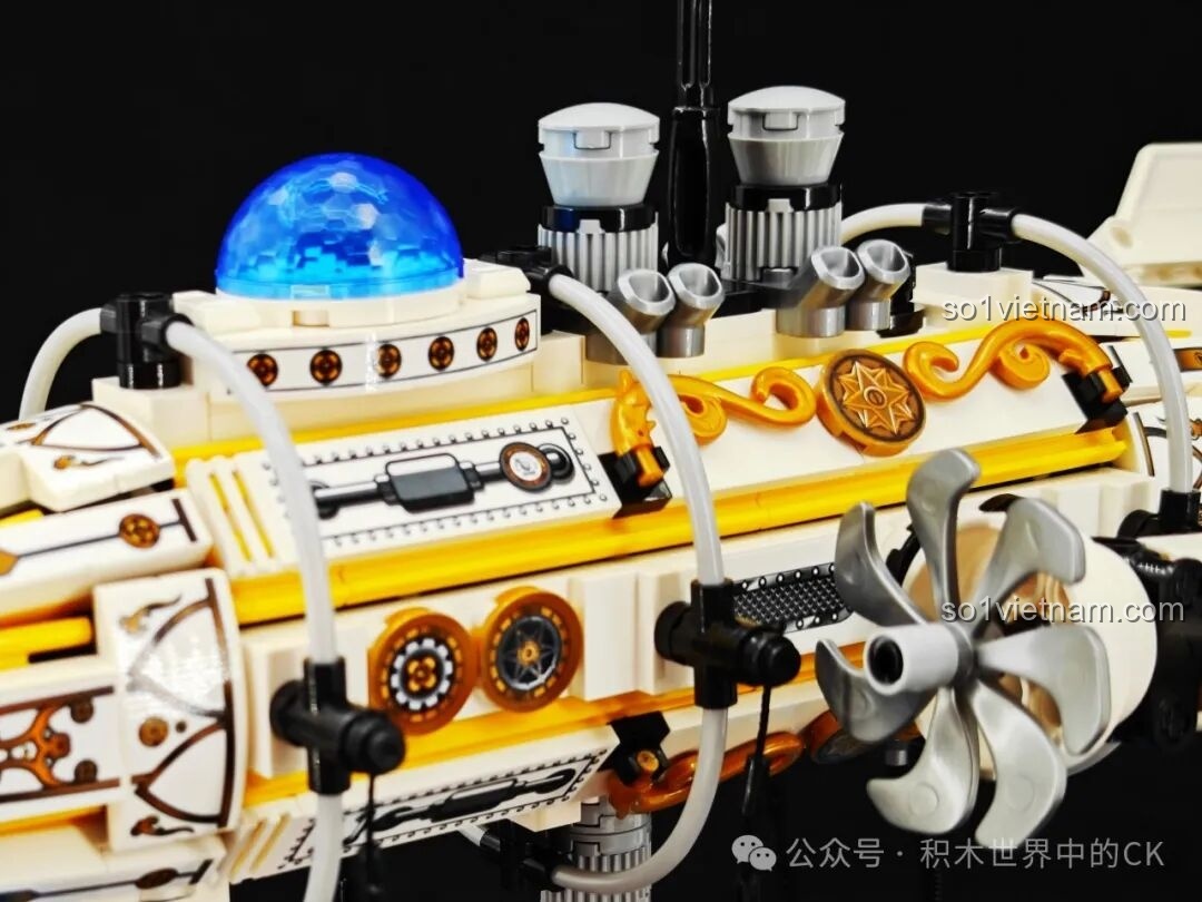 Các chi tiết máy móc, ống khói và bánh răng trên thân khinh khí cầu của mô hình ZHEGAO 958015.