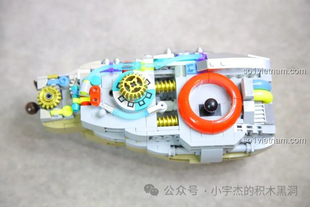 Cận cảnh các chi tiết máy móc phức tạp trên phần thân của mô hình T-Rex Bán Cơ Khí 13050.