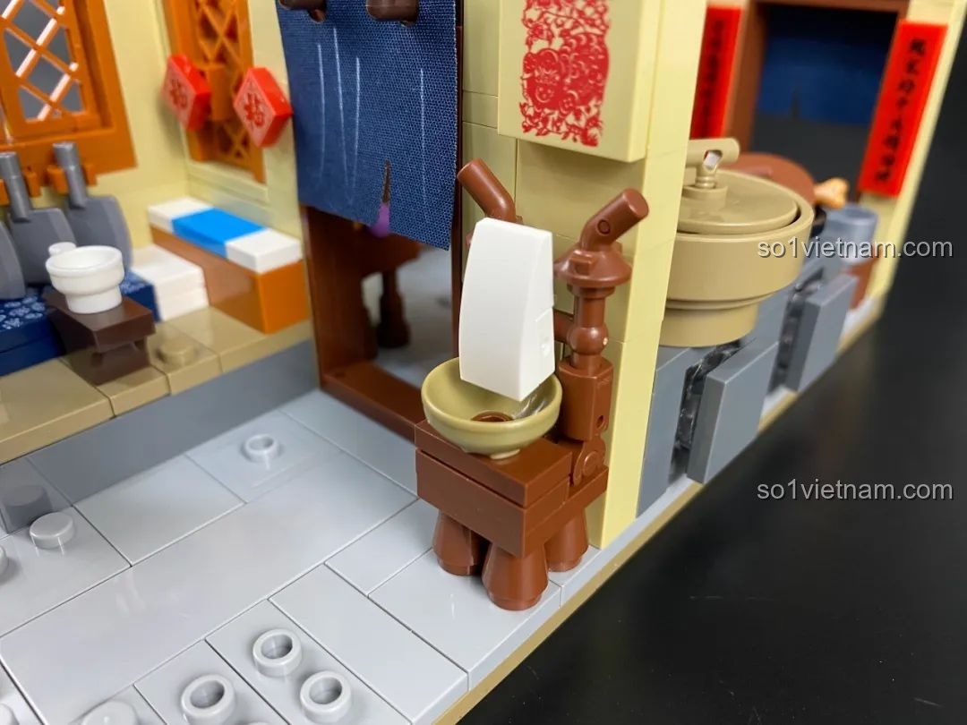 Chi tiết máy xay bột thủ công được tái hiện một cách khéo léo bằng các mảnh ghép.