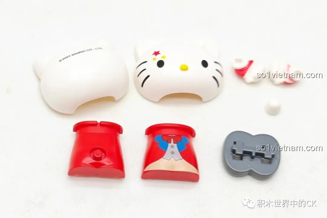 Các bộ phận để lắp ráp minifigure Hello Kitty trong bộ K20823, với các chi tiết in sắc nét, chất lượng cao của series Gánh xiếc ma thuật Sanrio.