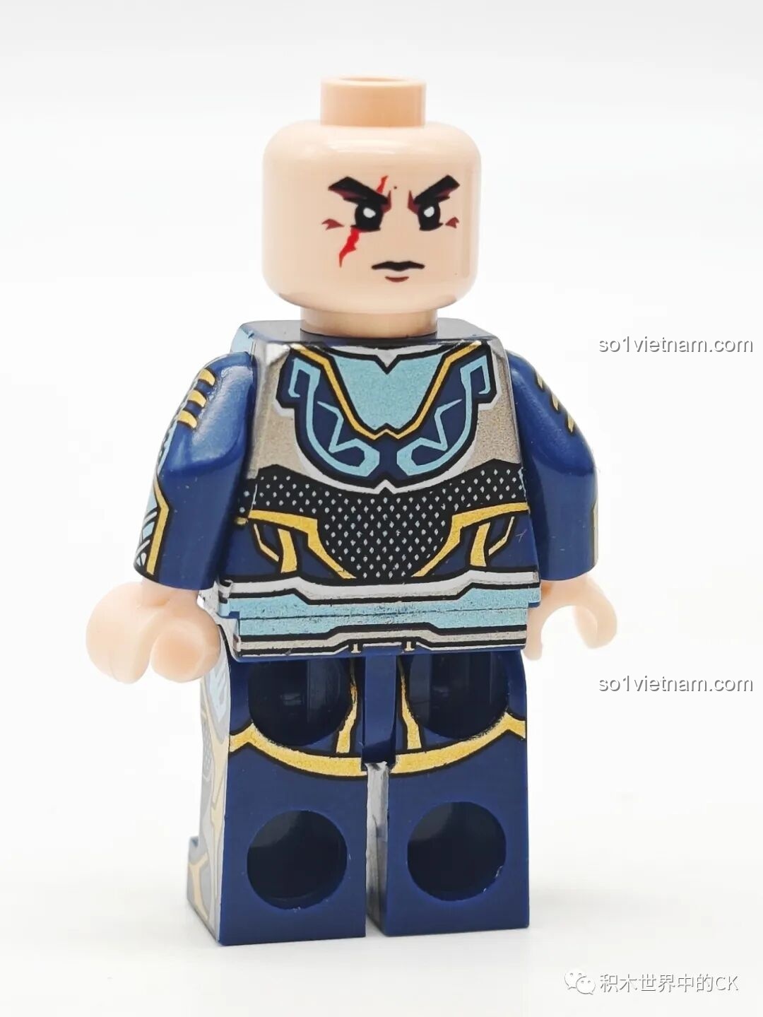 Chi tiết mặt sau của minifigure Mã Siêu với các họa tiết giáp được in đầy đủ.