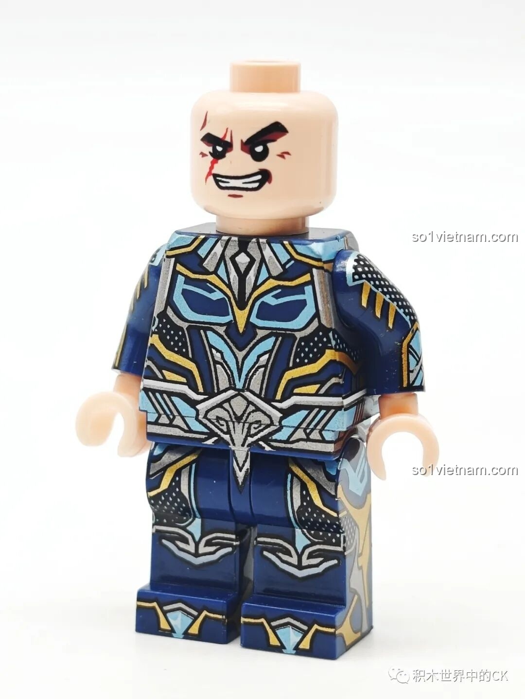 Chi tiết mặt trước của minifigure Mã Siêu với các họa tiết in sắc nét trên thân và chân.