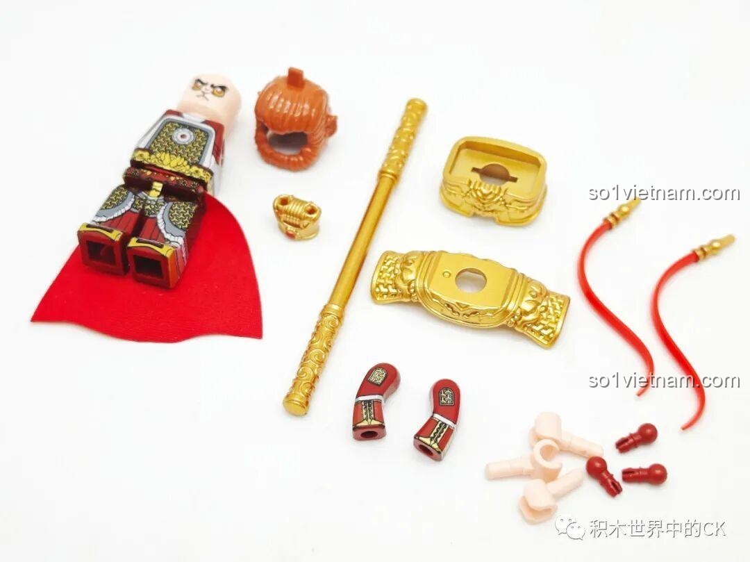 Các chi tiết để lắp ráp minifigure Tôn Ngộ Không trong bộ CQQ10013, với áo giáp, mũ và gậy Như Ý.