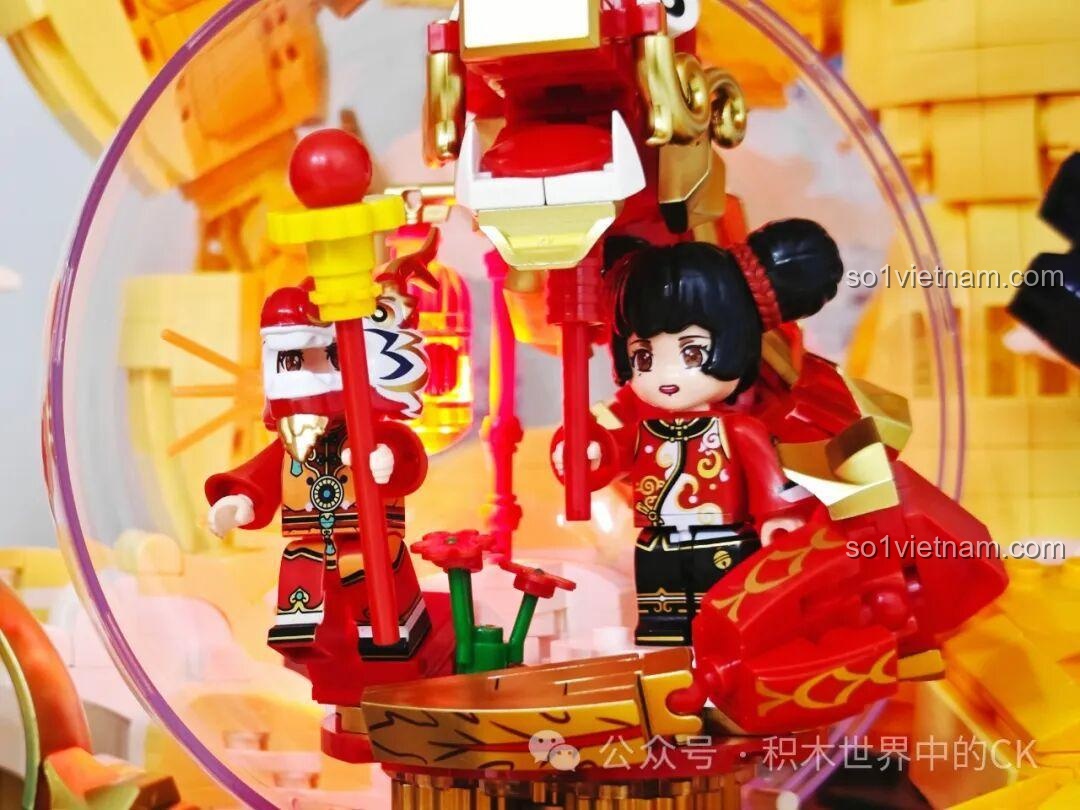 Cận cảnh hai minifigure bé gái và bé trai được đặt bên trong quả cầu ngọc trong suốt của bộ Keeppley K19908.