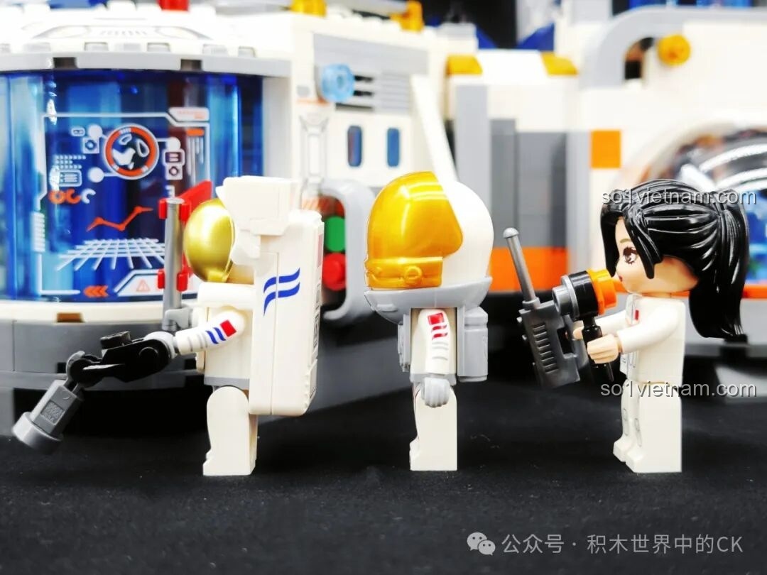 Chi tiết các minifigures của bộ đồ chơi không gian Keeppley K10236, cho thấy các phụ kiện và trang phục được in sắc nét.