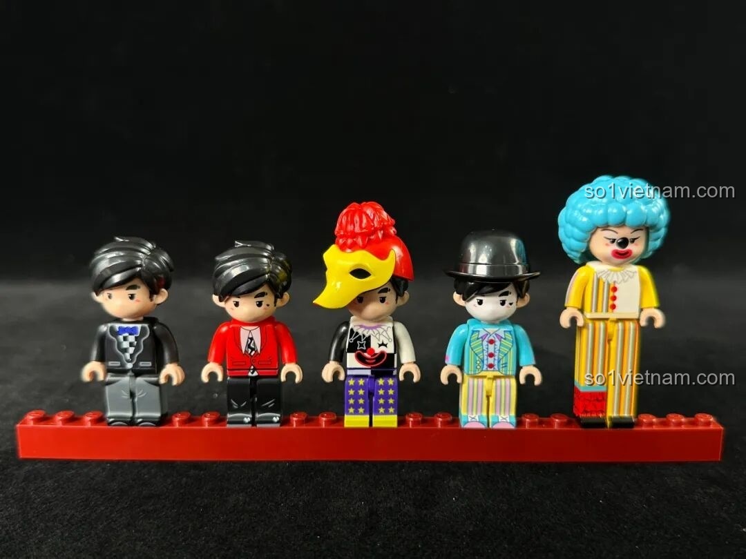 Ảnh chụp cận cảnh chi tiết 5 minifigures của bộ Keeppley K21302 từ phía trước, thể hiện rõ các họa tiết trên áo.