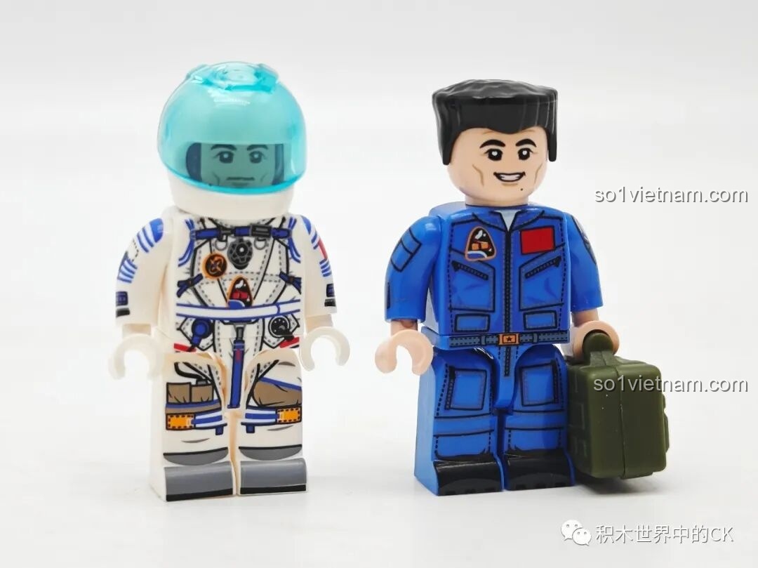 Ảnh chụp cận cảnh chi tiết in sắc nét trên hai minifigures của bộ lắp ráp Biểu tượng hàng không vũ trụ Trung Quốc 203366.