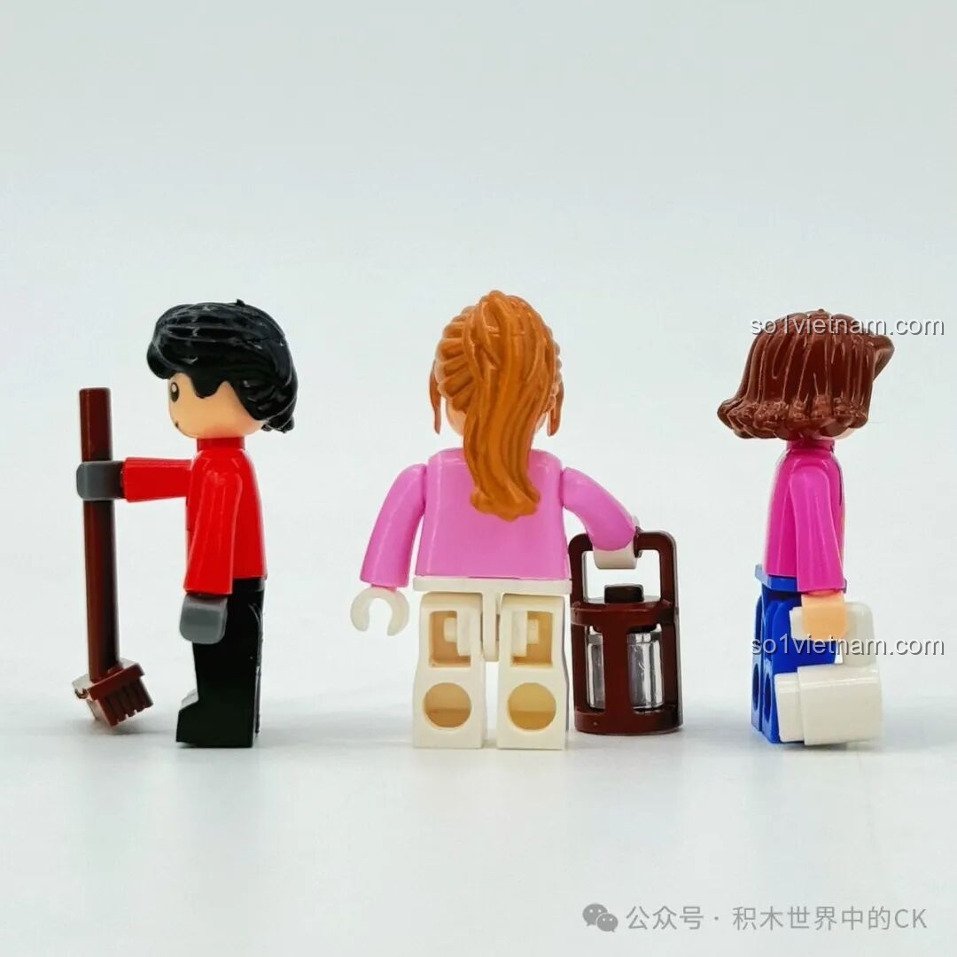 Mặt sau của ba minifigure trong bộ ZHEGAO 613005, cho thấy chi tiết in trên thân và kiểu tóc.