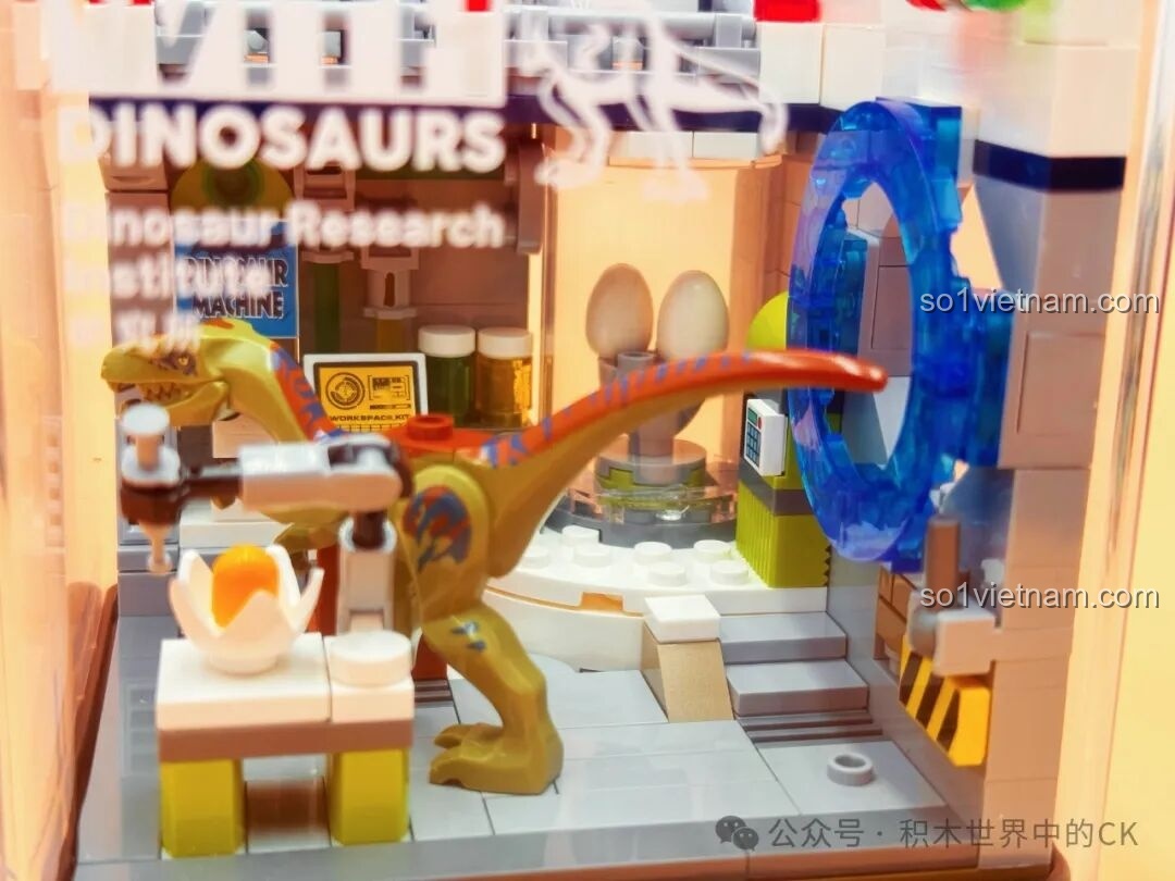 Cận cảnh chú khủng long đang được nghiên cứu bên cạnh máy móc và trứng ấp trong bộ ZHEGAO 971013.