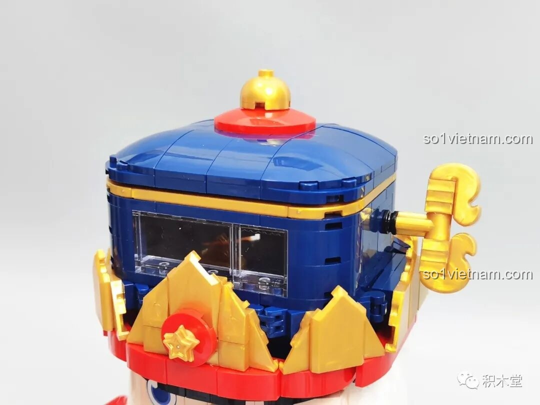 Cận cảnh phần mũ của Hoàng Tử Kẹp Hạt Dẻ với chốt vặn màu vàng để kích hoạt trò chơi.