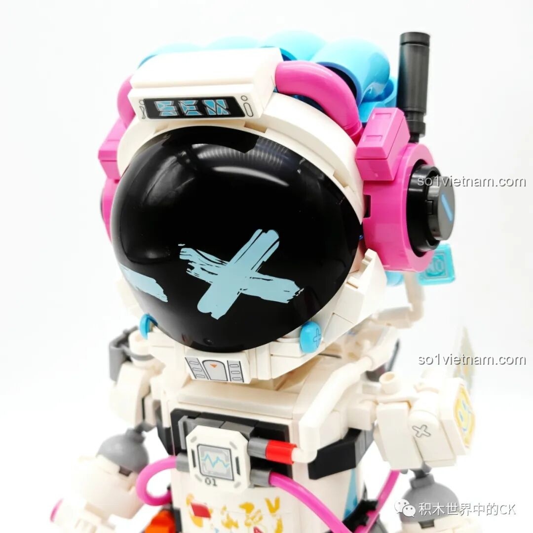 Cận cảnh chi tiết mũ phi hành gia trong bộ Sembo 203401 với mặt kính đen và biểu tượng chữ X màu xanh độc đáo.