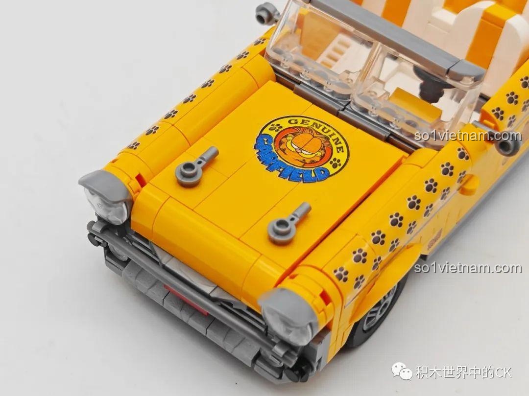 Chi tiết nắp capo của mô hình xe Garfield Balody 20141, có sticker logo Garfield độc quyền, rất đẹp mắt.