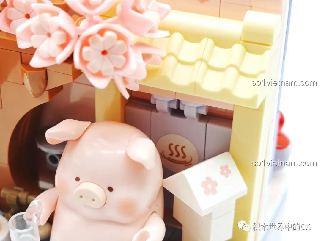 Chi tiết ngôi nhà nhỏ kiểu Nhật với mái ngói và đèn lồng trong bộ xếp hình Chú heo LuLu Sembo.