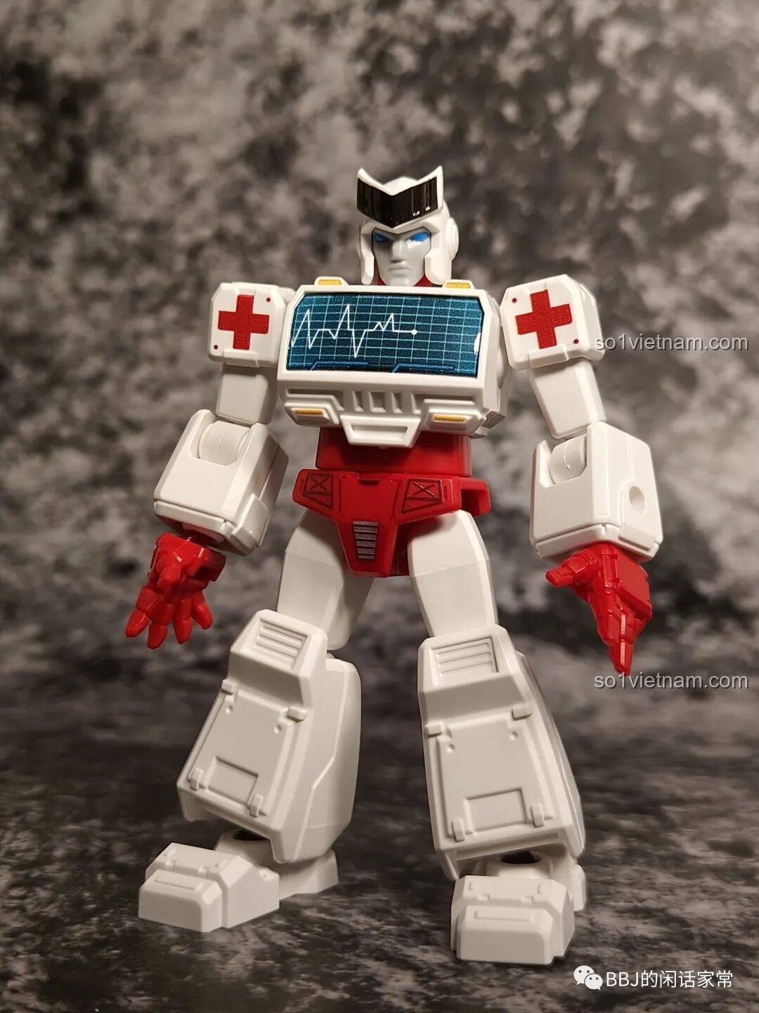 Cận cảnh phần ngực của figure Ratchet BLOKEES 71100, nổi bật với chi tiết màn hình điện tâm đồ được in cực kỳ sắc sảo và rõ nét.