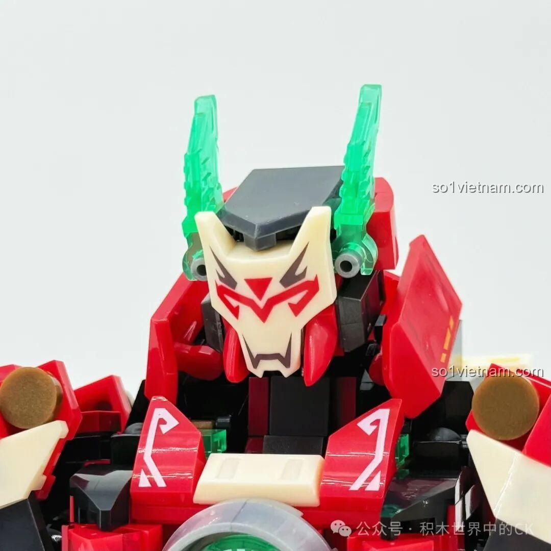 Cận cảnh phần ngực của robot Ma Lễ Thọ, với chi tiết tròn ở giữa và các mảng giáp đỏ.