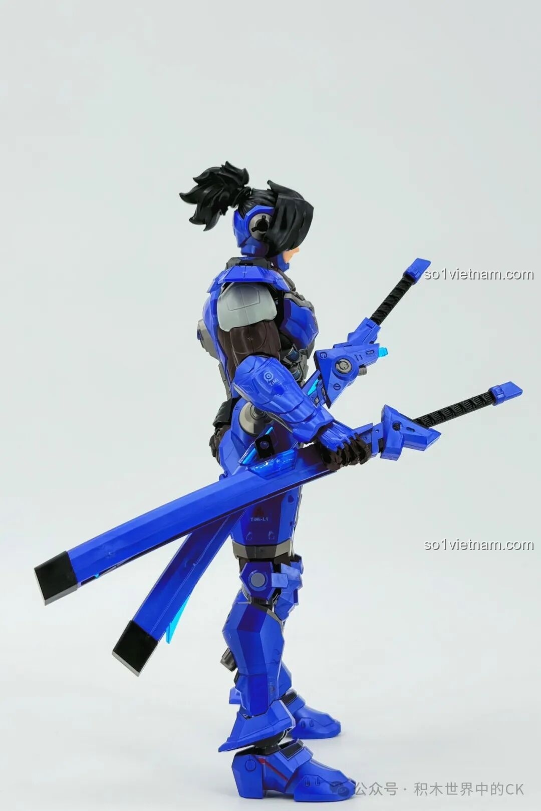 Chi tiết phần ngực của mô hình Robot Miyamoto Musashi 78033 Keeppley với các đường nét giáp và đèn.