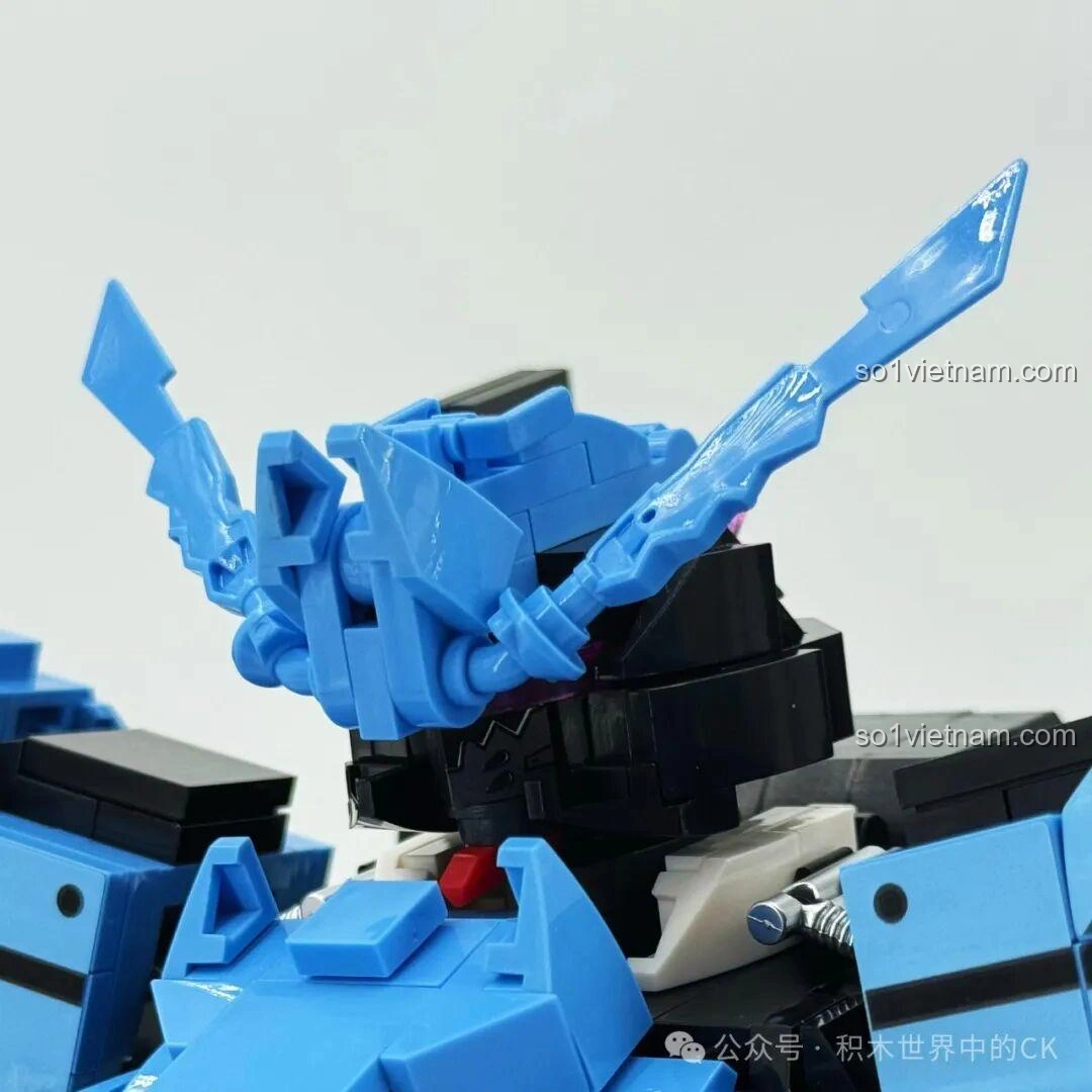 Cận cảnh phần ngực của Robot Vidar JIESTAR 58145, với các chi tiết giáp và logo đặc trưng.