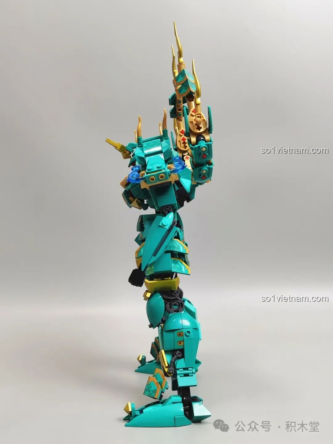 Cận cảnh phần ngực của Thanh Long Cơ Giáp M38-B1235, với các miếng dán decal họa tiết rồng. Đồ chơi mô hình Robot Rồng Xanh B1235 xịn giá rẻ.