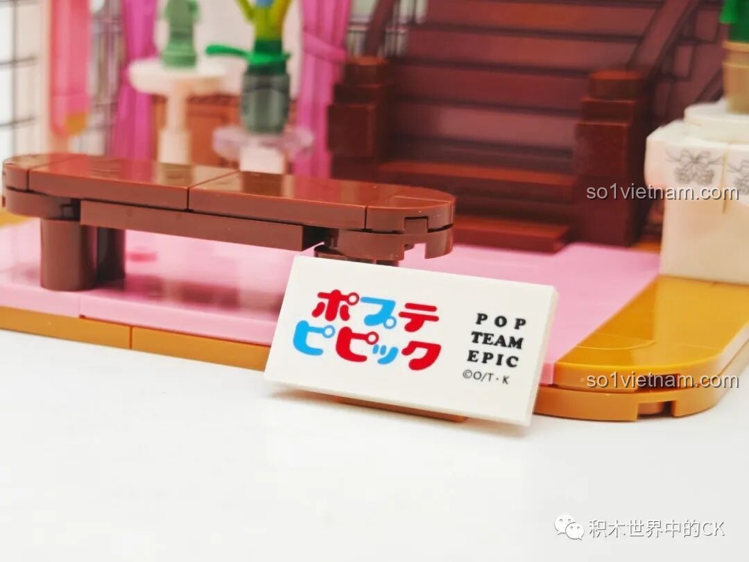 Cận cảnh mặt sau nhân vật Pipimi trong bộ lắp ráp Nhà bếp Pop Team Epic FUNIFY W8010