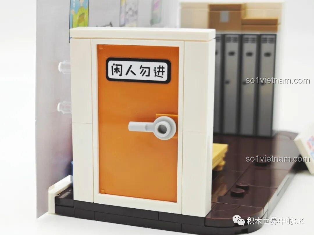 Cận cảnh nhân vật Pipimi đội mũ lưỡi trai và đứng cạnh bàn trong bộ lắp ráp Phòng nghỉ Pop Team Epic FUNIFY W8010