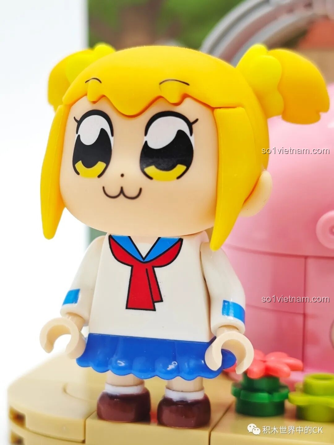 Cận cảnh mặt sau nhân vật Popuko trong bộ lắp ráp Pop Team Epic FUNIFY W8010
