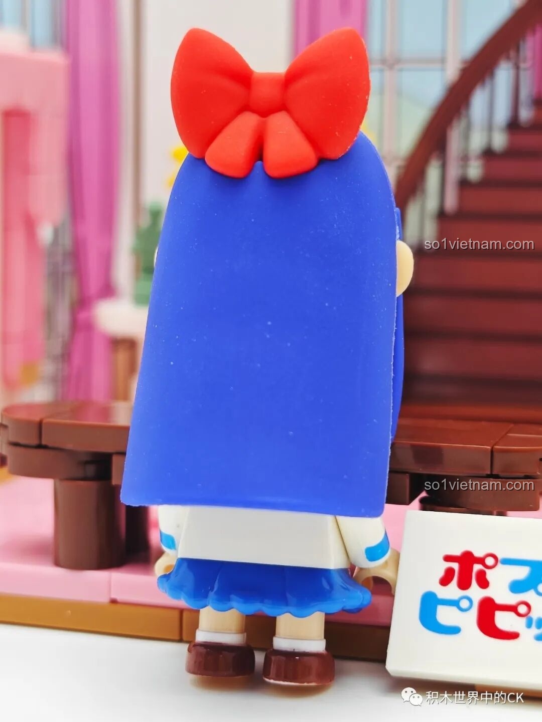 Cận cảnh mặt sau nhân vật Popuko trong bộ lắp ráp Nhà bếp Pop Team Epic FUNIFY W8010