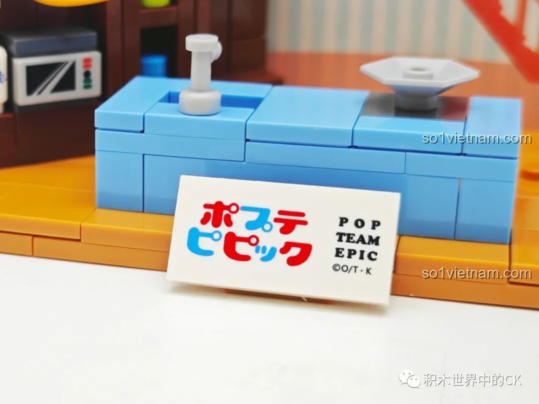 Cận cảnh nhân vật Popuko mặc tạp dề trong bộ lắp ráp Nhà bếp Pop Team Epic FUNIFY W8010