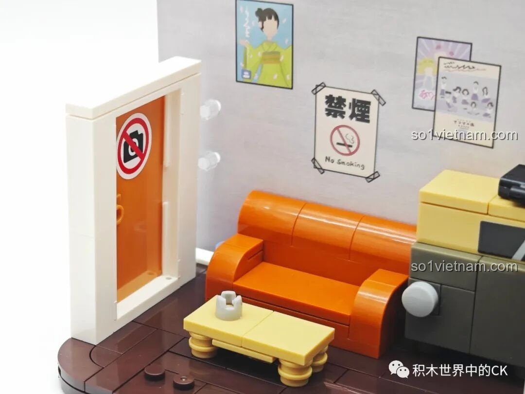 Cận cảnh nhân vật Popuko đeo kính và ngồi trên sofa trong bộ lắp ráp Phòng nghỉ Pop Team Epic FUNIFY W8010