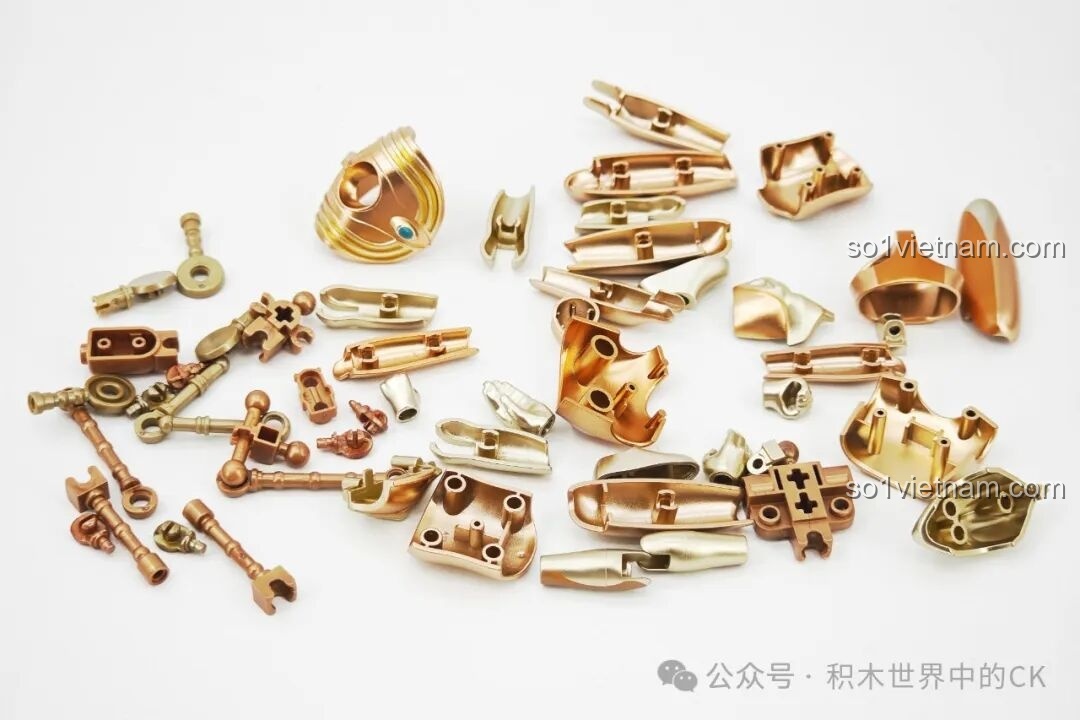 Cận cảnh các chi tiết nhựa ABS màu vàng ánh kim để lắp ráp mô hình Ultraman Trigger Golden Keeppley.