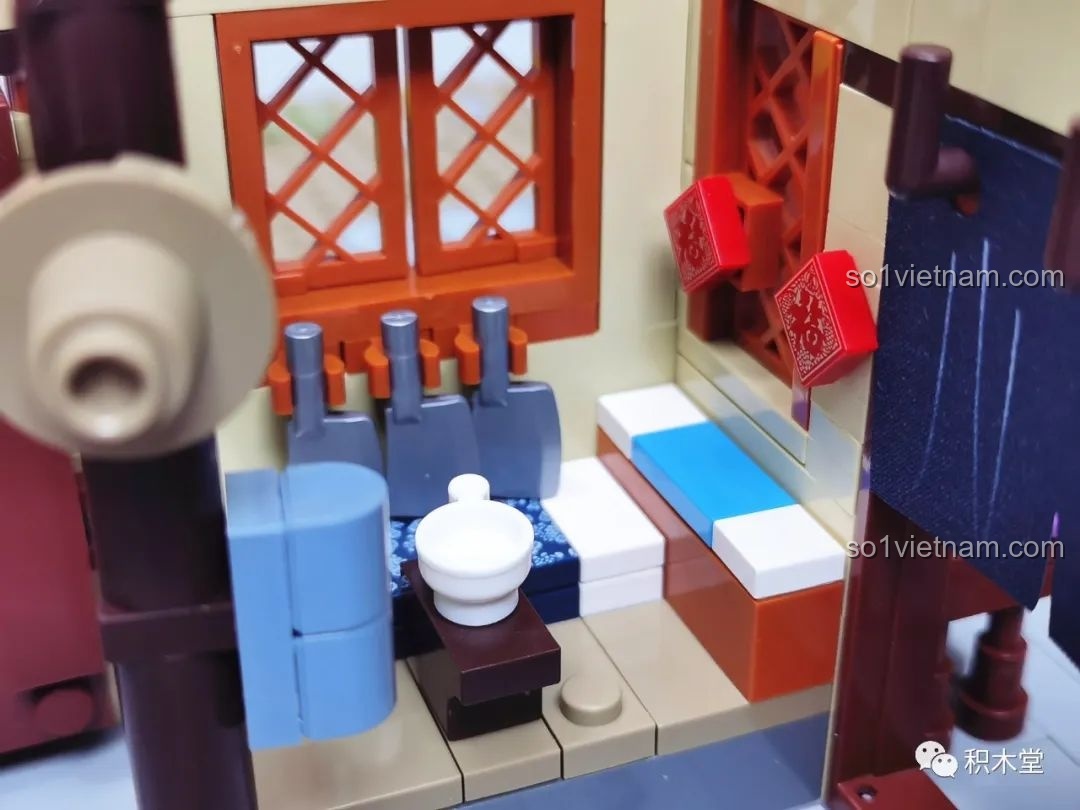 Chi tiết giường ngủ và bàn rửa mặt trong phòng của bộ lắp ráp Khách Điếm Đồng Phúc - Sân Sau.