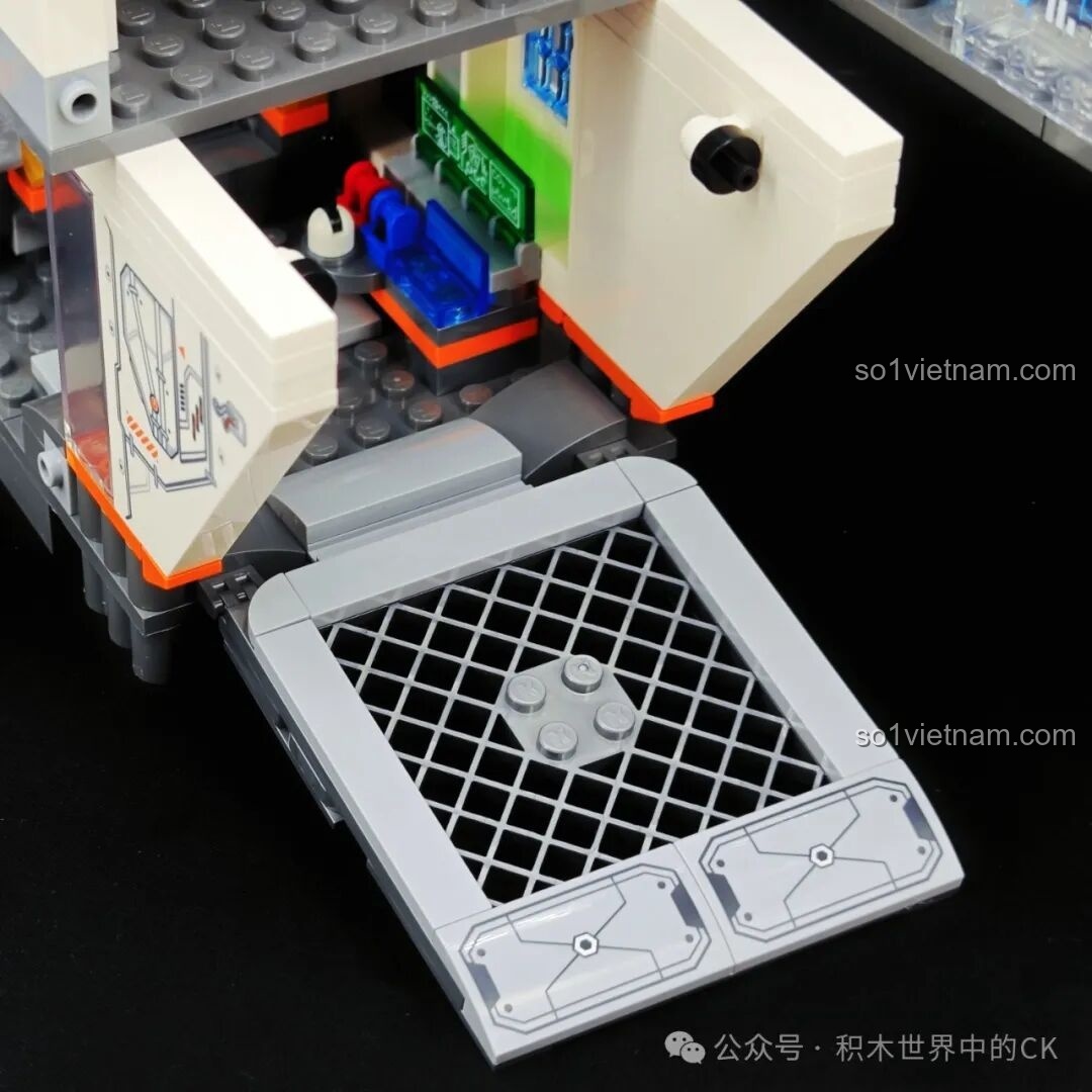 Chi tiết nội thất tầng một của Căn Cứ Mặt Trăng Keeppley K10235, với sàn và cửa ra vào.