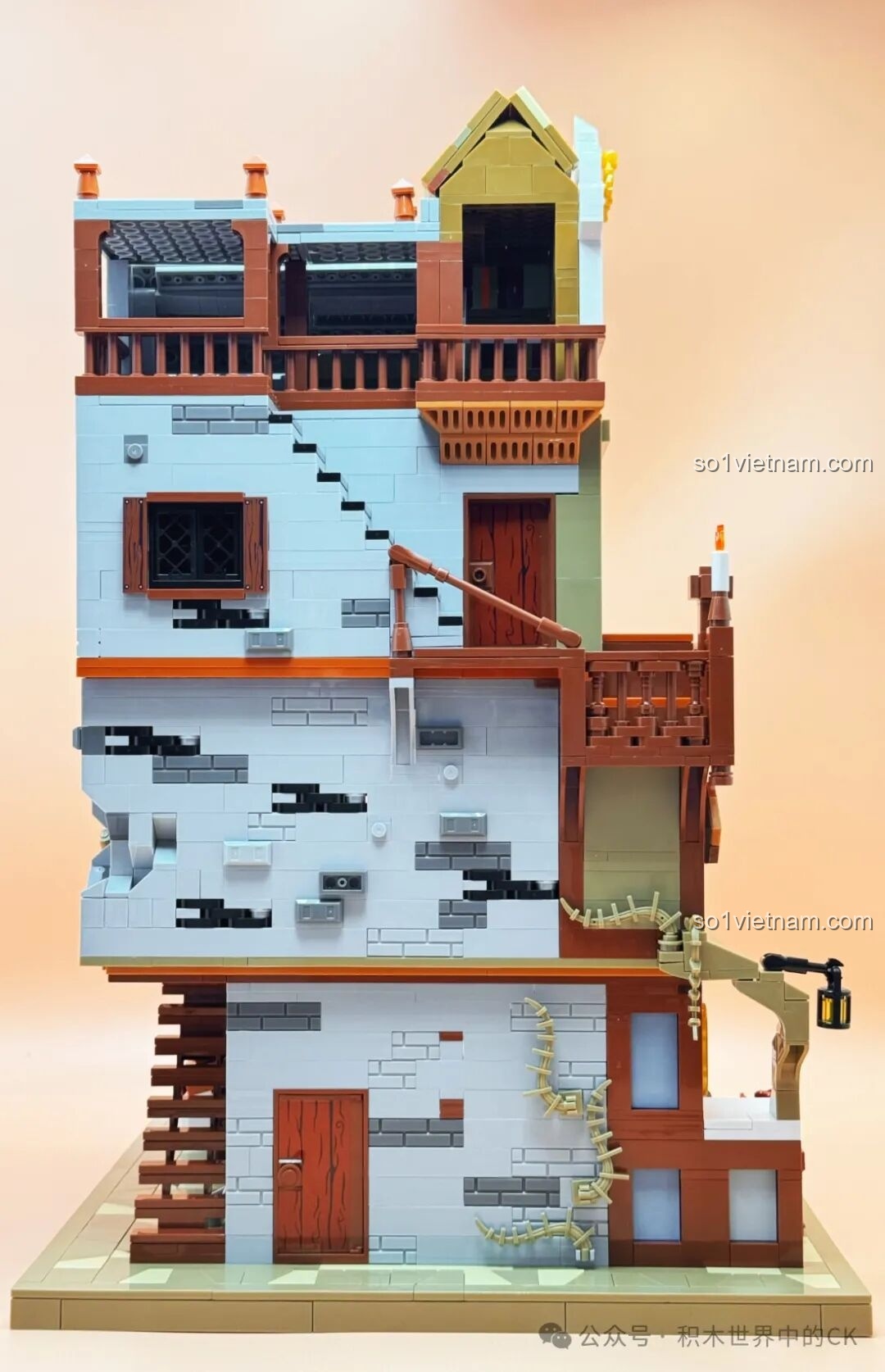 Cận cảnh nội thất tầng trệt của JIESTAR 57016 Thư viện Châu Âu, với quầy bar và các vật phẩm nhỏ.