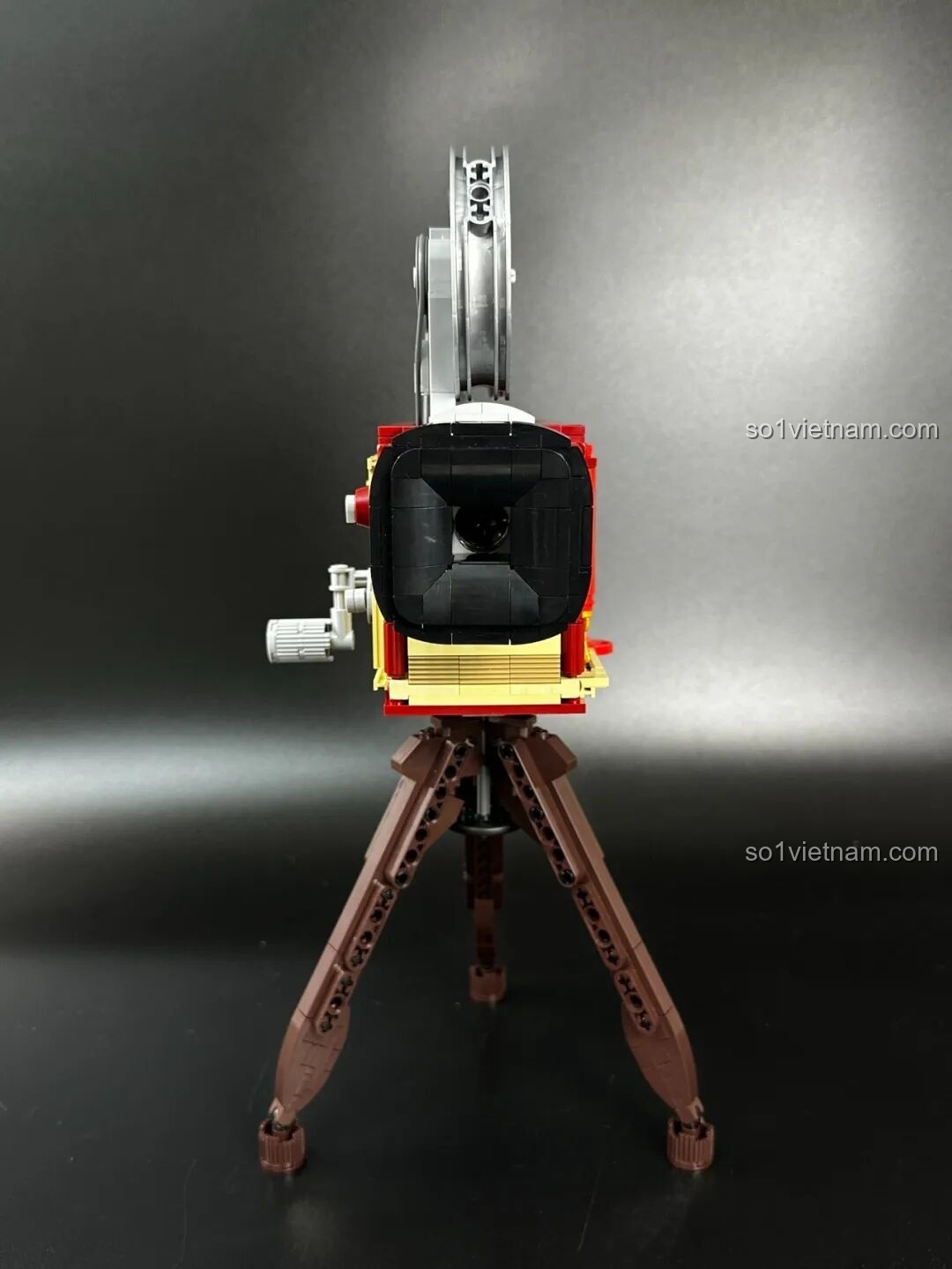 Góc nhìn cận cảnh ống kính của bộ Pantasy Máy Chiếu Phim Cổ Điển Retro 85010, làm nổi bật các chi tiết và cấu trúc của ống kính.