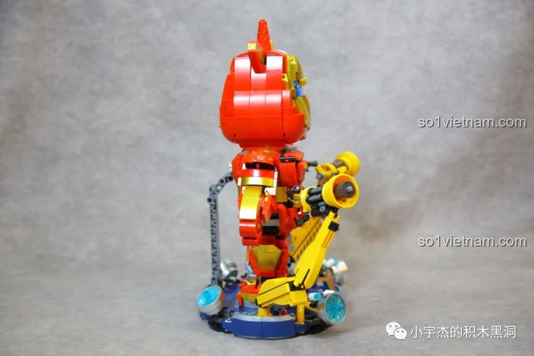 Cận cảnh các chi tiết ống mềm ở phần chân của robot ZHEGAO GZ8008, tăng thêm vẻ cơ khí.