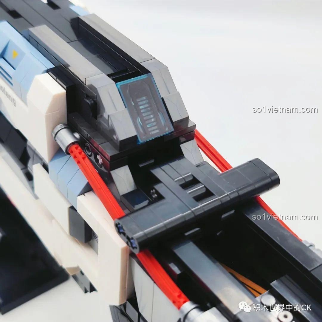 Cận cảnh chi tiết ống ngắm của mô hình súng JIESTAR 58023, với một mảnh ghép trong suốt được in họa tiết.