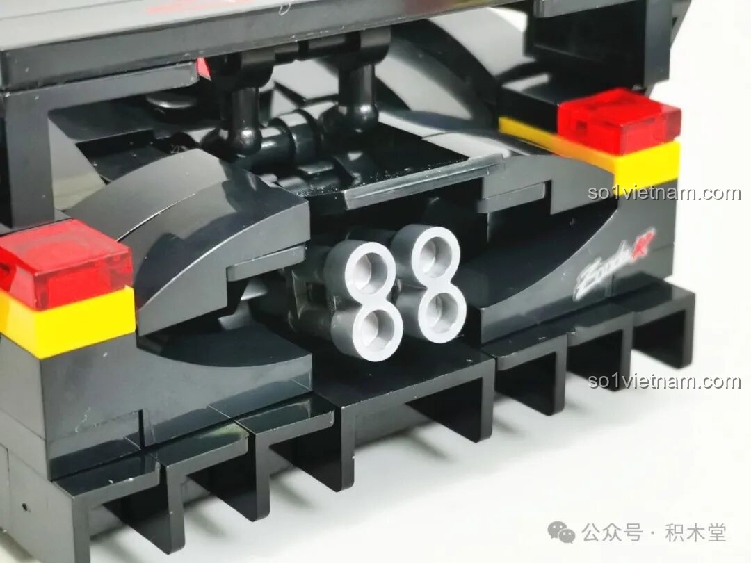 Cận cảnh cụm 4 ống xả đặc trưng của mô hình RASTAR 93900, một chi tiết nhận diện thương hiệu của dòng xe Pagani Zonda.