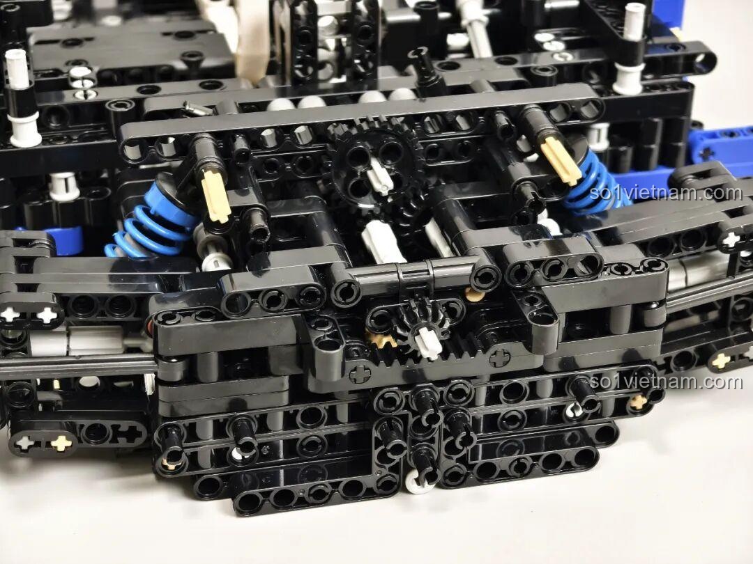 Chi tiết các tấm ốp thân trước của Reobrix 11010 Maserati GranTurismo, thể hiện sự chính xác trong thiết kế.