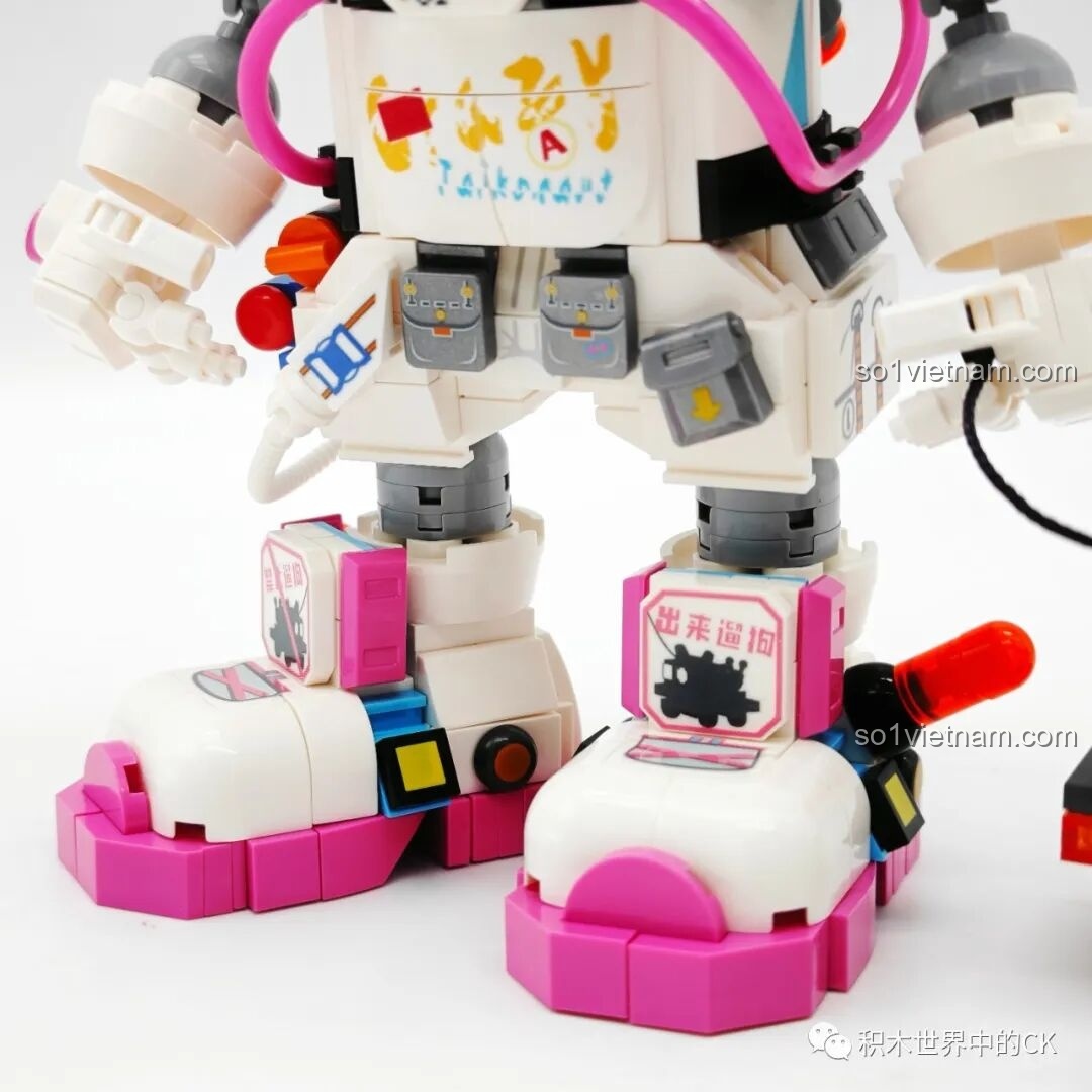 Cận cảnh phần hông và chân của mô hình Sembo 203401 với các túi phụ kiện và sticker trang trí độc đáo.