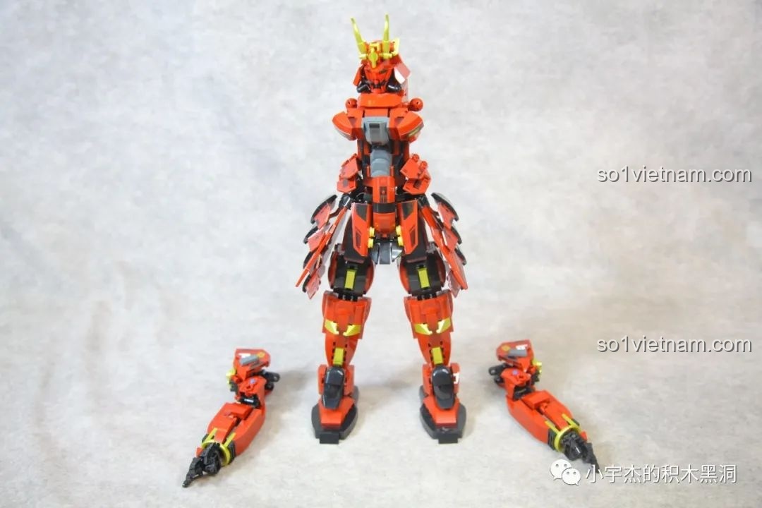 Chi tiết phần trên của Cơ Giáp Sĩ Kai Sluban M38-B1183, thể hiện sự kết hợp màu sắc đỏ, vàng, đen hài hòa và mạnh mẽ.