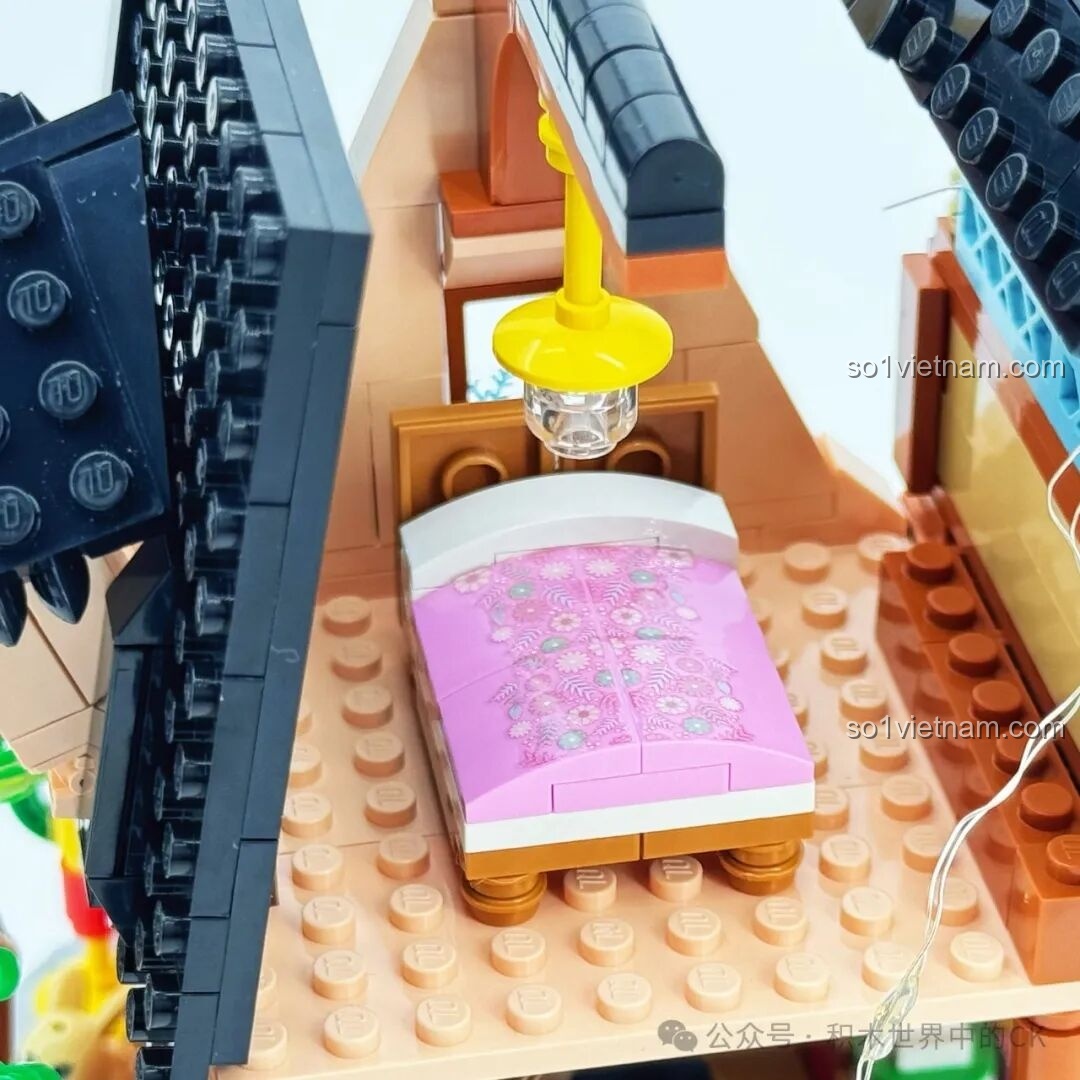 Cận cảnh phòng ngủ trên tầng áp mái của Ngôi Nhà Tinh Tú ZHEGAO 613005 với chiếc giường họa tiết hoa lá.