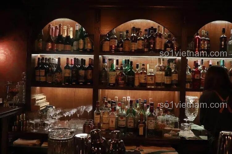 Cận cảnh phòng riêng trong Saloon Miền Tây F9021, với súng và các chi tiết nhỏ.