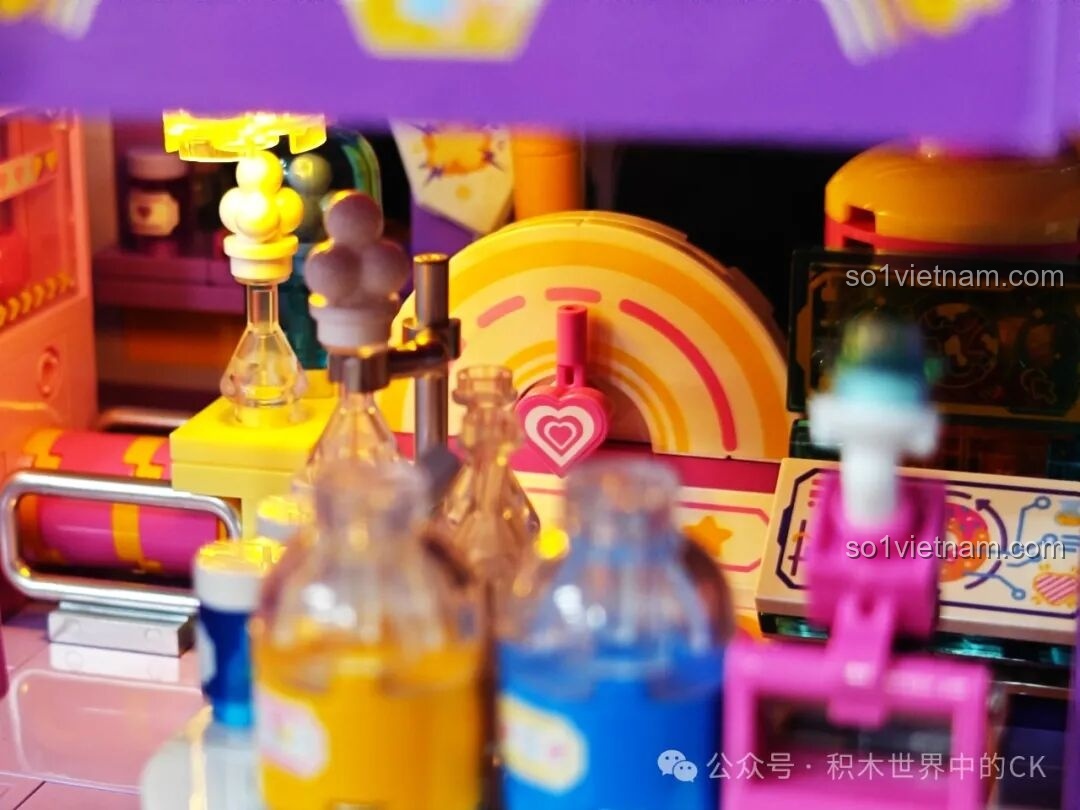 Chi tiết máy nước uống trong bộ TC2069 khi bật đèn - Cận cảnh