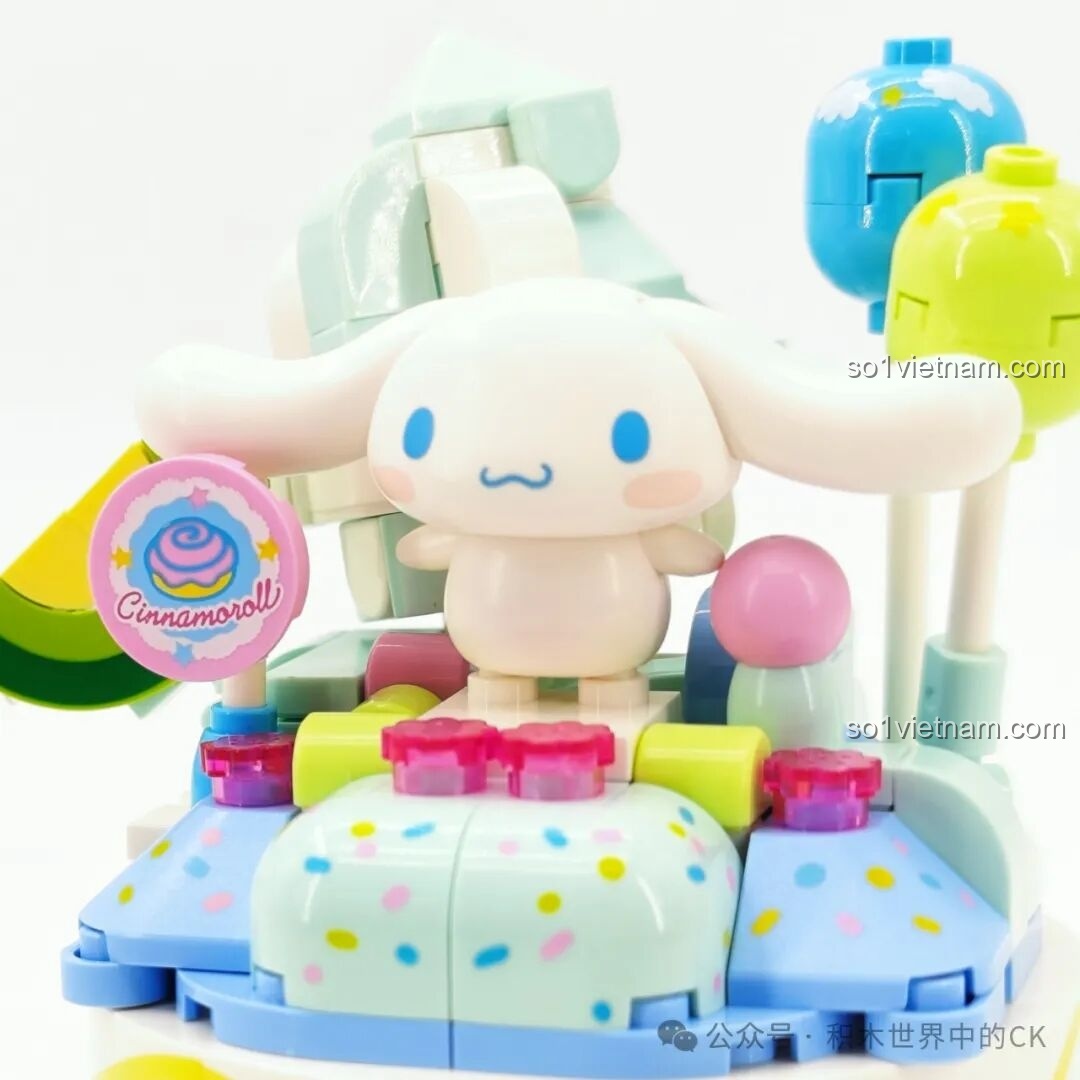 Chi tiết phụ kiện trang trí bên cạnh Cinnamoroll trong mô hình Kem Ốc Quế K20843, bao gồm kẹo và lát chanh.