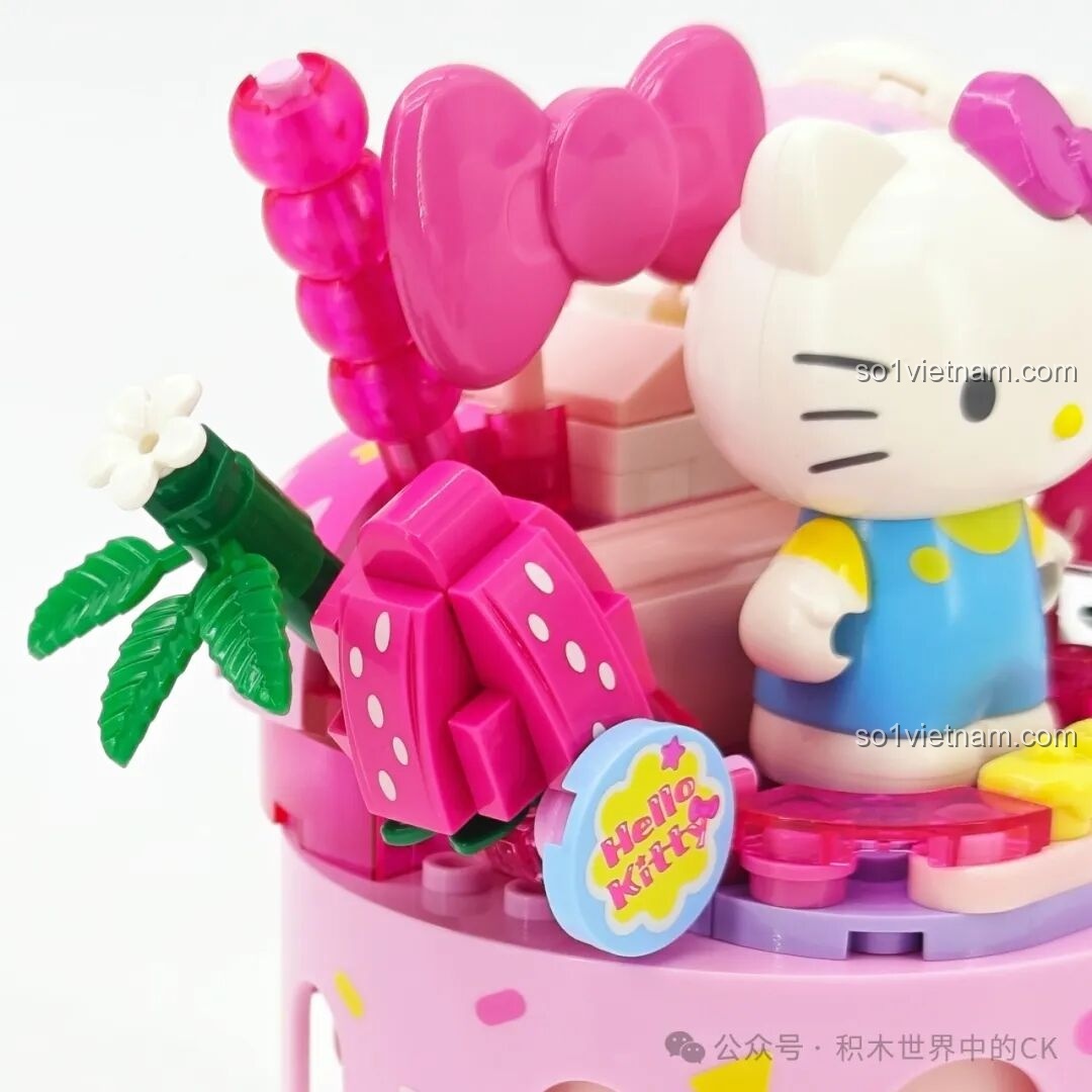 Chi tiết phụ kiện trang trí bên cạnh Hello Kitty trong mô hình Kem Ốc Quế K20841, bao gồm hoa và lá.