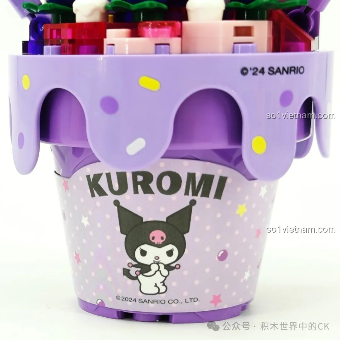 Chi tiết phụ kiện trang trí bên cạnh Kuromi trong mô hình Kem Ốc Quế K20845, bao gồm quả việt quất và kem.