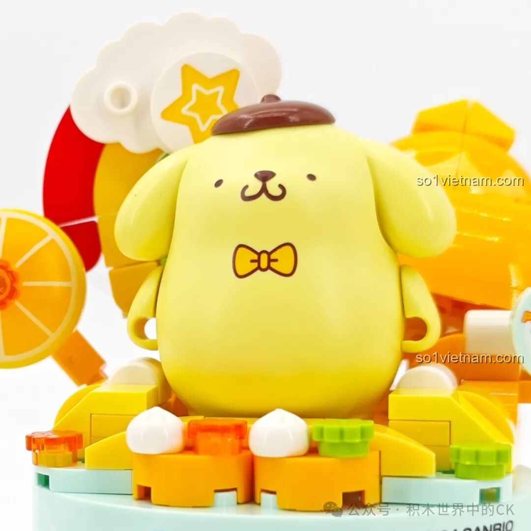 Chi tiết phụ kiện trang trí bên cạnh Pompompurin trong mô hình Kem Ốc Quế K20844, bao gồm cầu vồng và lát cam.