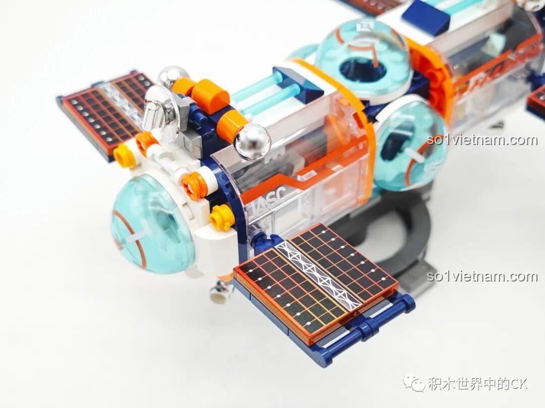 Cận cảnh chi tiết tấm pin năng lượng mặt trời và các module bên hông của mô hình trạm không gian JAKI JK8506.