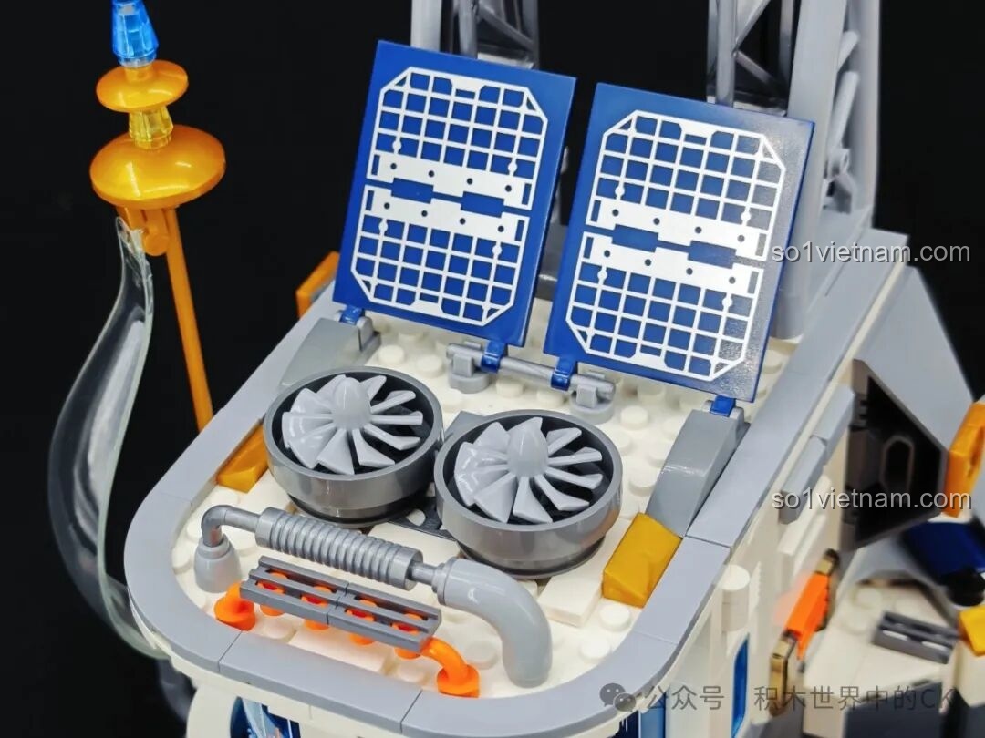 Cận cảnh các tấm pin năng lượng mặt trời và quạt tản nhiệt trên nóc Căn Cứ Mặt Trăng Keeppley K10235.