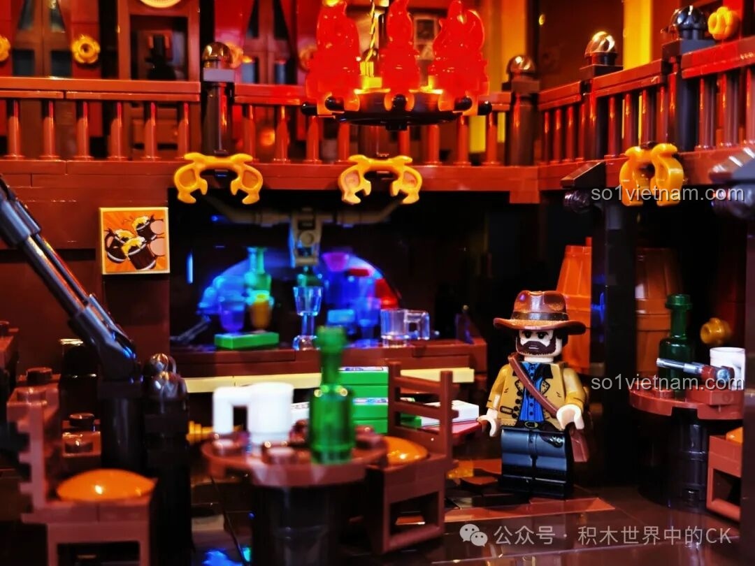 Cận cảnh quầy bar trong Saloon Miền Tây F9021, với các chai lọ và ly tách.