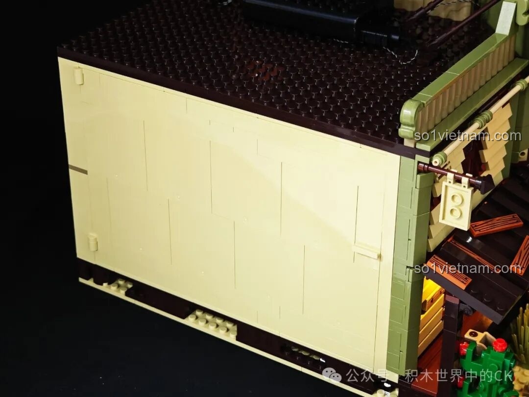 Cận cảnh quầy bar trong Saloon Miền Tây F9021, với các chai lọ và ly tách.